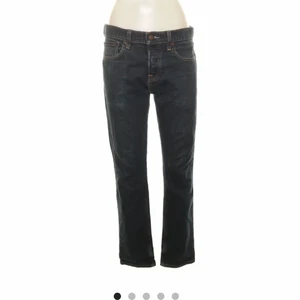 Low Waist jeans - Säljer denna skit snygga jeans som tyvärr är för korta och för små för mig men går över skorna och är low waist 💖💖