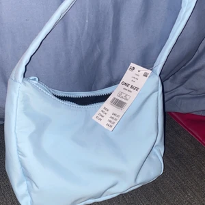 Ljusblå Axelväska💙 - En snygg ljusblå axelväska från Ginatricot💙 Oanvänd och är såsom ny!💙 kostade 249 och säljer den för 150!💙