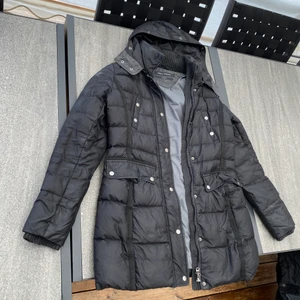 Marc O’Polo storlek S/M - Snygg jacka som varken sitter för tight eller för löst. Den har en liten ”slitning” längst ner som knappt syns, därav priset. Kan skicka bild till den som är intresserad av jackan! Säljer den då den inte passar mig längre☹️ Kan hämtas upp i Malmö och Ljungbyhed!