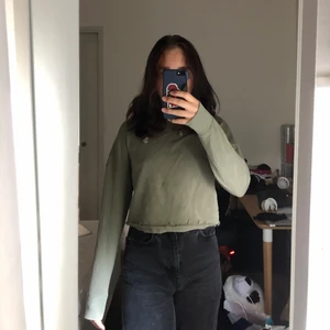 Grön Hoodie - En jätte mysig grön croppad hoodie, tunt material och i gott skick, storlek small och säljer då den inte kommer till användning💓💓