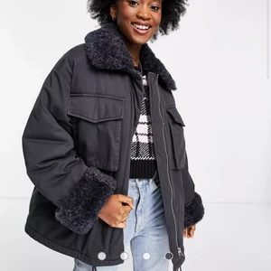 Asos Teddy jacka  - Säljer denna! Endast använd en gång. Kan mötas i Sthlm annars står köparen för frakten. (Valde bara något pris alternativ på frakten) 💙