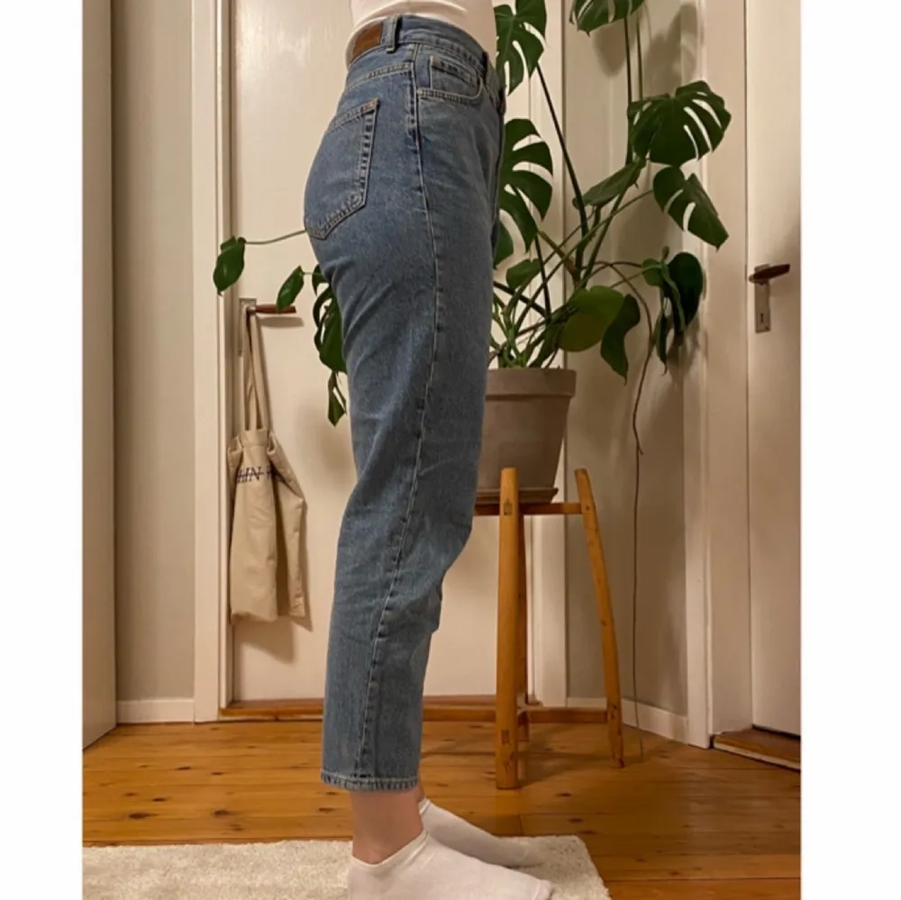 Fina mom jeans från BikBok, strl M. Säljer dem eftersom de är lite stora i midjan och korta på benen för mig (jag är 172 cm). 250 kr + frakt. Jeans & Byxor.
