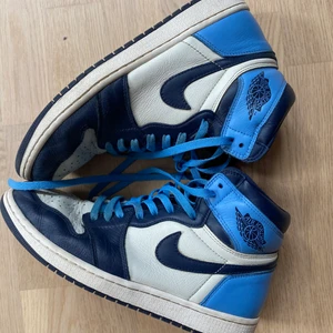 Nike air jordan 1 obsidian - Söker ny ägare till mina trogna Jordan 1s! Relativt bra condition och väldigt snygga på, ännu snyggare när dom är lite beat enligt mig! Marinblåa snören finns också, samt kvitto från sneakersnstuff och fler bilder om det så önskas, låda kommer också med! PRIS KAN DISKUTERAS