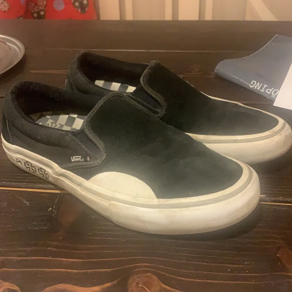 Ett par riktigt feta vans PRO x independent slip ons i strlk: 40,5. Jag har tyvärr skejtat lite i de så de har lite slitage på vänstra skon(se bild) och därav det billigare priset. Nypris ca 900kr. Skor.