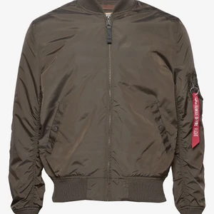 alpha industries jacka dam grön - Inköpt i butik för 3 år sedan men är väldigt sällan använd så i nyskick. En tjockare bomberjacka som passar perfekt för både höst och vinter. 