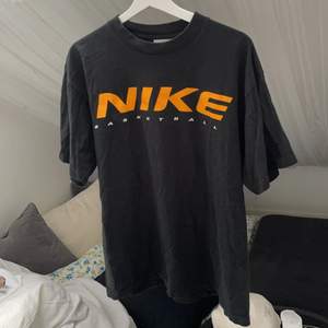En lite ”vintage” Nike basketball t-shirt jag köpte på humana för ett år sen. Har inte kommit till så mycket användning tyvärr. Riktigt najs tryck bak och fram. Storlek M. 100kr + spårbar frakt