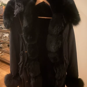 Päls jacka  (lik Fatima parket) - Fint skick, har dock lossnat en tråd vid knappen på luvan men detta går snabbt att sy och kostar nästan inget att åtgärda. Storlek S. Extra stor och fluffig päls. 