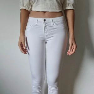 Vita skinny jeans, ONLY (strl 26/32) - Vita skinny jeans, typ mid rise/low rise från ONLY i storlek 26/32 (passformen som XS). OBS inte riktiga framfickor, samt dragkedja vid ankeln. Använda en gång