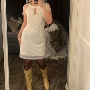 Vit klänning - Söt vit klänning som passar perfekt till student eller liknande. Använd endast en gång