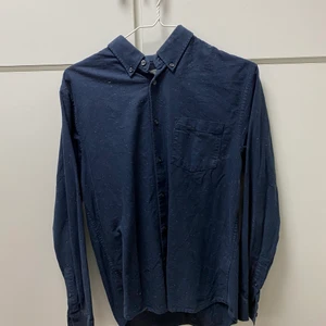 Skjorta  - Skjorta från homebound storlek S. Varsamt använd. Passar mig som är 173. 