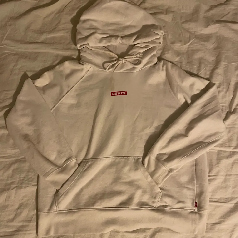 Säljer min vita Levis Hoodie i stil XS. Har inte använt den så mycket men jag köpte den för 750kr och säljer den för 300kr. Hoodies.