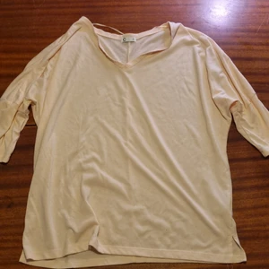 Rosaaktig tröja - Vit/rosaaktig tunnare tröja.s. 10 kr. Samfraktar vid köp av flera varor för 66 kr 🌸❣📦