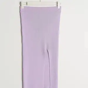 Storlek S kjol med slits lila oanvänd 150 kr orginalpris 400 kr
