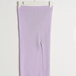 Storlek s lila kjol med slits  - Storlek S kjol med slits lila oanvänd 150 kr orginalpris 400 kr