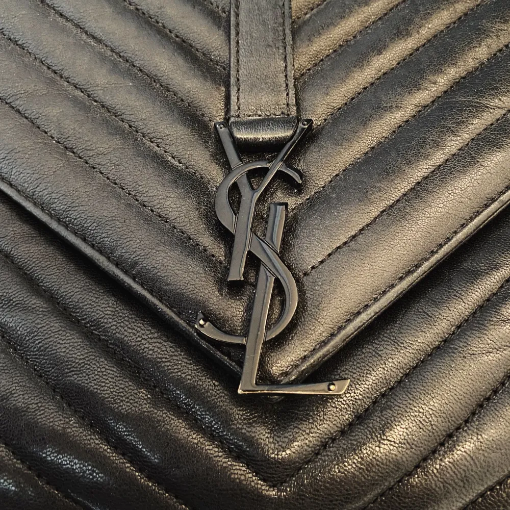 Jag säljer nu min fina äkta svarta YSL väska i 100% lammskinn. Modellen heter College tote. Ny pris 20.900kr men jag säljer den för 12.500kr. Den kommer med låda, dustbag och den tillhörande påsen. . Väskor.