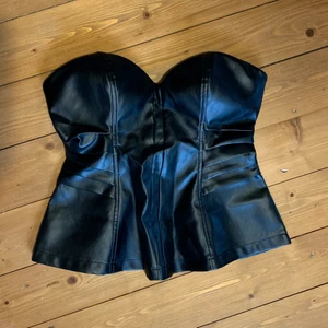 Korsett topp - Säljer den här balla skinn korsett toppen från Chloe shuttermanXnakd. Slut såld överallt! Hur snygg som helst till fest. I perfekt skick🥰