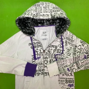 Fox Hoodie  - I ok skick, lite nopprig och har några fläckar på den vitaste ärmen. Kolla sista bilden! Storlek M. Frakt på 66kr är ej inräknad. 