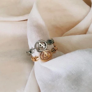 Ring  - Finns i både guld och silver🧡                                          Storlek: ~17mm men justerbar                                                                  Pris: 49kr för 1 eller 69kr för 2 (en i varje färg)