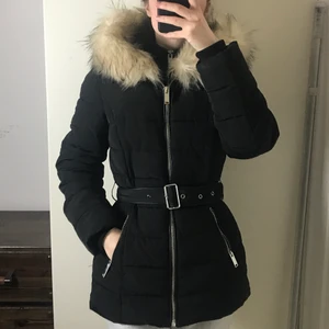 Dunjacka m fuskpäls från miss selfridge - Jackan är från märket miss selfridge. Jag köpte den kanske 2017 någon gång, och har använt den mycket men den är fortfarande i väldigt bra skick. Den har en dubbeldragkedja som man kan se på bilderna. Jag har ingen tröja under utan det är en del av jackan, vilket jag personligen älskar. Baksidan har inga detaljer alls utan ser i princip ut som framsidan utan fickor och dragkedja. Fuskpälsen går att ta bort. Jag själv har tagit bort den i perioder eftersom jag gillar den utan lika mycket. 