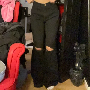 Svarta jeans - Säljer dessa fina jeans då de tyvärr är för långa o stora för mig som är 160cm lång. De är lite utsvängda men inte jättemycket 
