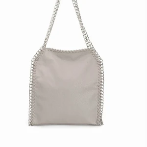 Kedje väska - Fin oanvänd väska med prislappen kvar!🥰 Verkar inte finnas kvar där den köptes.