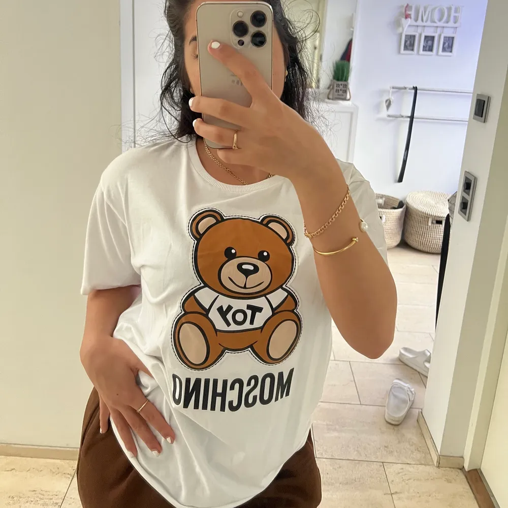 Intressekoll på min Moschino teddy bear tshirt, nyskick, strl S från 499 plus frakt isf. T-shirts.