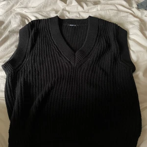 Svart stickad väst - Säljer min svarta väst ifrån gina tricot, den har inga skador och är så gott som ny! Köpt för 399 i butik. Den är i storlek xs men är oversized så jag skulle säga xs-m💕