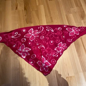 Rosa blommig sjal! - Supersöt rosa sjal med blommor på! Passar perfekt att knyta om håret! Lite Indie-kid vibes och allmänt glad och färgglad!