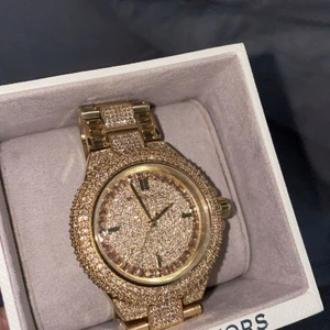 Michael Kors klocka  - Klocka från Michael Kors klocka. Köpt för 4000kr , säljes för 1500kr. Pris kan diskuteras vid snabb affär. Använd endast en gång. 