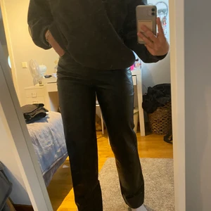 Skinnbyxor  - Svarta skinnbyxor, köpta second hand, storlek 36 passar mig bra som är 165 cm, fraktas 