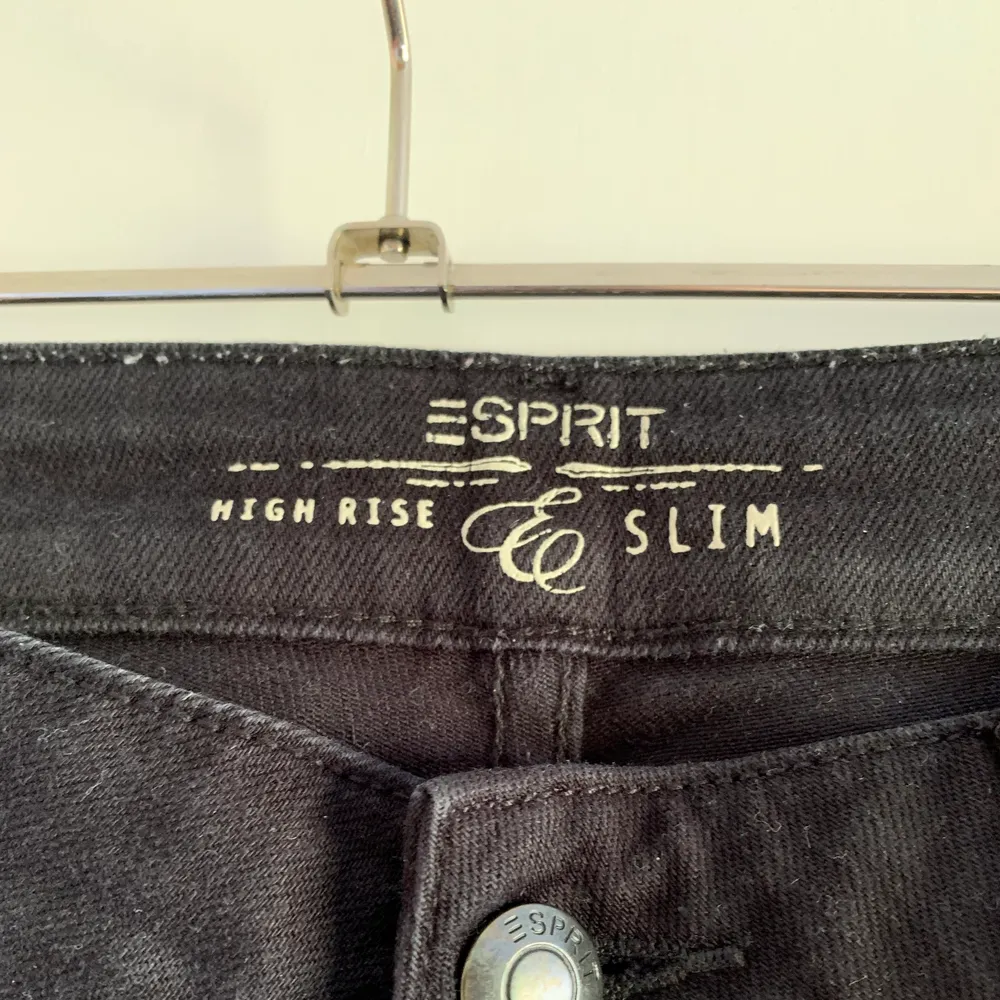 Säljer ett par svarta jeans, high rise, storlek 28/32. Bra skick!. Jeans & Byxor.