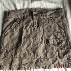 beige-brun kjol - fett cool y2k kjol som tyvärr inte passar. är i nyskick💕