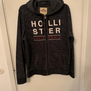 Hollister hoodie - Hoodie i st: L, men skulle nog säga XL.                                 Fint använt skick