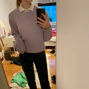 Tröja  - Säljer denna tröjan från Hm. Har mest använt som en tröja under som man ser på första bilden men även använt den som den är!