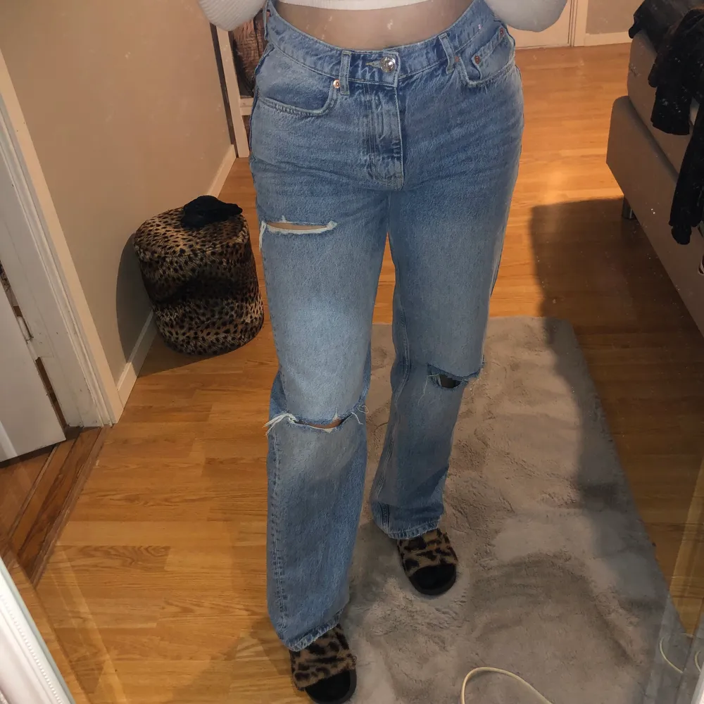 Helt nya jeans använda en gång , lappen är kvar tog bara bort till bilden men råkat dra av den som sitter i bak. Skitsnygga men satt sådär på mig. . Jeans & Byxor.