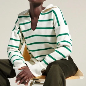 Zara stickad randig tröja - Supermjuk stickad tröja med gröna ränder från Zara💕 Helt oanvänd med lapparna kvar dvs i nyskick😙 Den är slutsåld på hemsidan. Bud på 450!