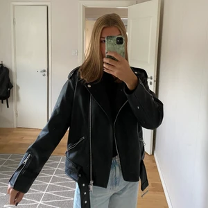 Skinnjacka  - Skinnjacka från missguided, endast använd 3-5gånger i nyskick. Köparen står för frakten 