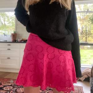 En kjol från zara som tyvärr inte kommer till användning. Strl M men skulle mer säga att den passar en S! Mycket bra skick🙌💫 Färgen är som den är på de 2 första bilderna. Hör av er vid frågor!😋🙏🏽