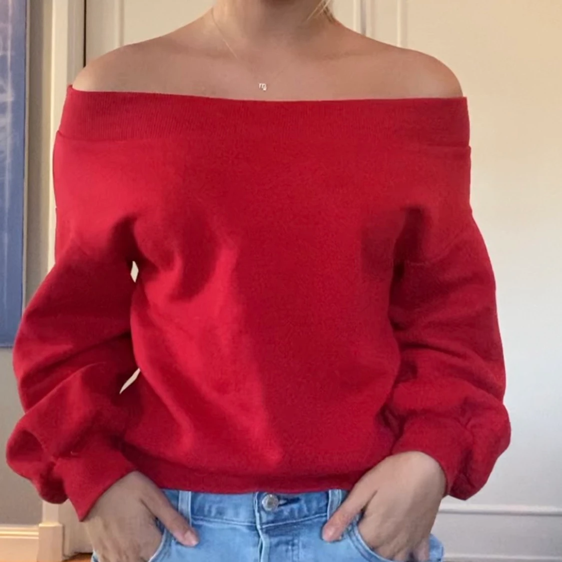 En härlig röd off-shoulder tröja - 91