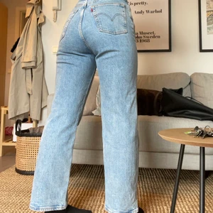 Levis jeans  - Levis jeans passar mig som är en 36a/38a är 164 cm lång!! Ljusblåa aaaas snygga