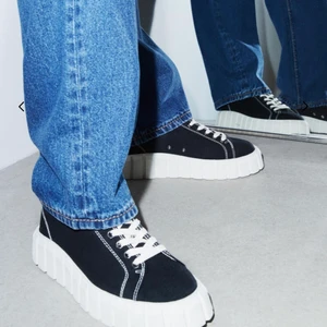 Eytys skor - Ett par eytys skor i storlek 39, använda kanske 3-4 gånger så att de är nästan som nya, jag har inte tvättat dem än men de kan jag också göra så blir de ännu renare. De är superfina men de är tyvärr lite för stora för mig som har storlek 37. Nypris 1600