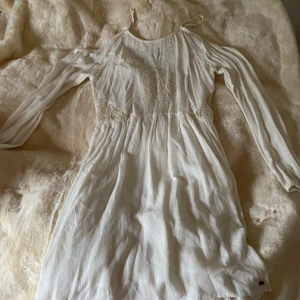 Sommarklänning  - Superfin gullig sommarklänning med många detaljer.