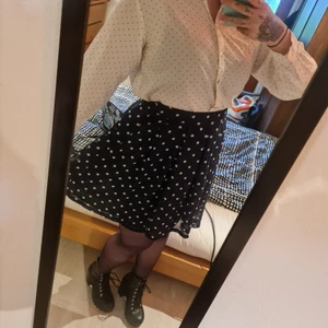 Kiol  - Fin gullig mörkblå kiol med vita paketdots! Aldrig använd! Kommer sälja blusen också! Köparen står för frakten, beroende på vad den kostar.