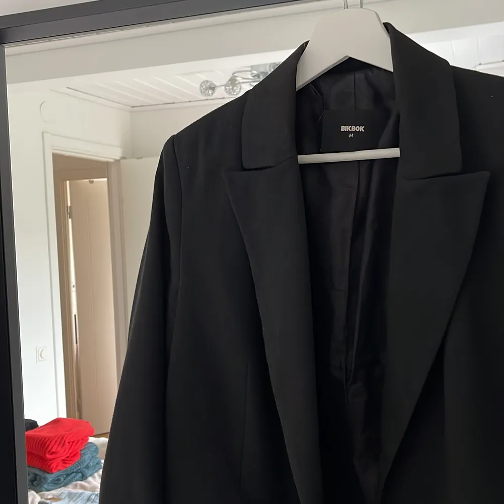 En jättefin svart blazer som verkligen passar till allt❣️. Kostymer.
