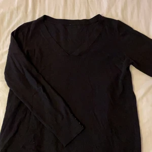 Stickad tröja  - Stickad tröja med vringning! Den har även några knappar vid handen 