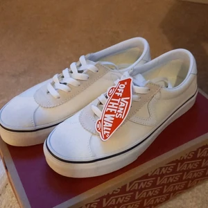 Vita Vans  - Oanvända Vans i storlek 36. Köpta för 700. Säljes pågrund fel storlek. Säljs för 350 frakt ingår.
