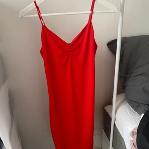 Oanvänd Figursydd Klänning  - Klänning från BikBok, oanvänd med prislappar kvar.