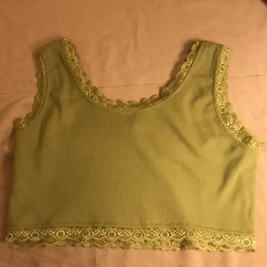 Säljer denhär gröna tröjan😩❤️ - Jag har aldrig använt denna tröja för jag fick hem fel färg. Den är helt ny och passar till det mesta.❤️❤️ jag köpte den för 100 och säljer för 50💌 om många vill ha den blir det budgivning💯❤️