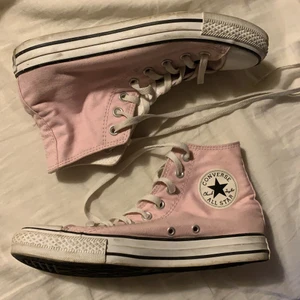 Converse  - Ljusrosa converse i storlek 39,5! Använda men i fint skick