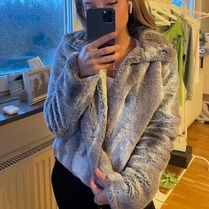 Fluffig jacka  - Fluffig jacka ifrån Oasis i storlek XS. Hål på insidan av jackan (sista bilden) & i fikan, men inget som syns på utsidan. Frakt tillkommer, meddela vid frågor eller intresse 🤎